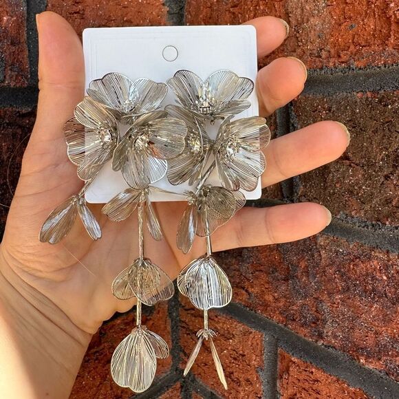 Zara Kate Middleton Famous Cascading Floral Earrings - Picture 4 of 16